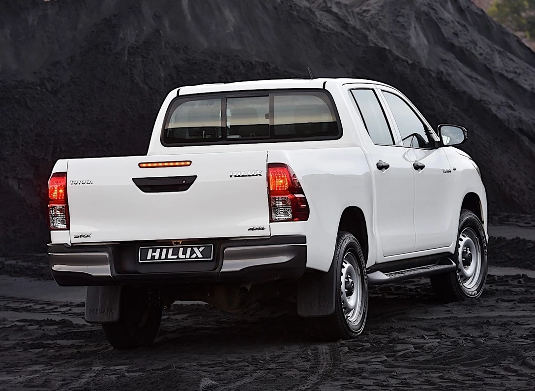 1659457-Toyota-HiLux-2017-02.jpg