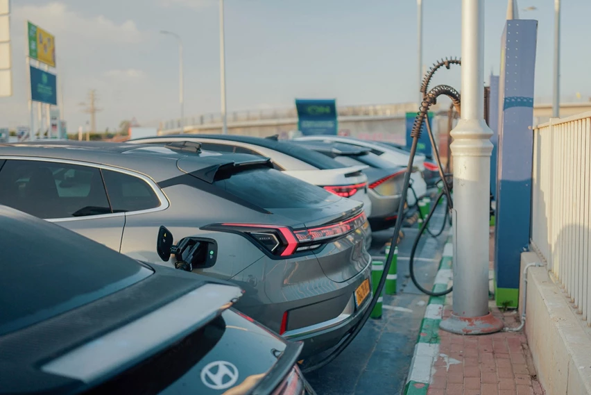 1700308-TESLA Model Y vs Hyundai IONIQ 6 vs BYD SEAL vs ZEEKR 001 vs Smart #1 KIA EV6 vs Skywell ET5 vs ORA 07 vs Volkswagen ID5 vs XPENG P7 2024 - מבחן טווח.01_08_31_03.Still069.jpg