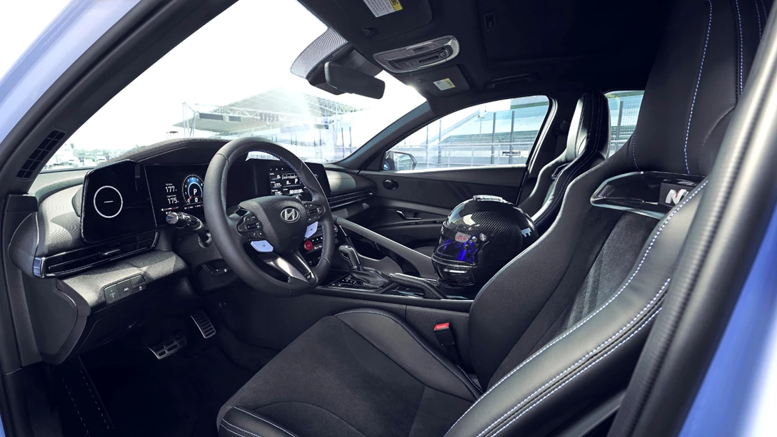 1685146-hyundai-elantra-n-debuts-circuit-interior-side_jpg-min.jpg