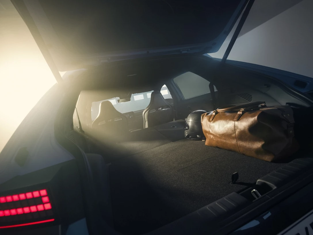 1684758-16_IONIQ5N_Interior_Static_Circuit_Luggage-min.jpg