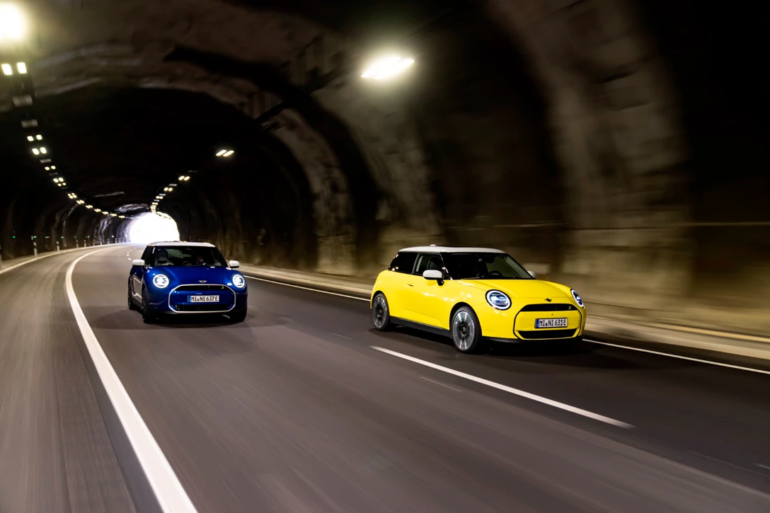 1696803-BF_MINI_Cooper_SE_Blazing_Blue_Sunny_Side_Yelllow_042024_00005.jpg
