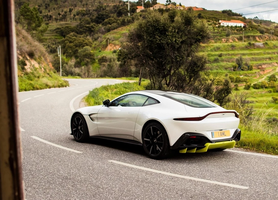 1599878-Aston_Martin-Vantage 4.jpg