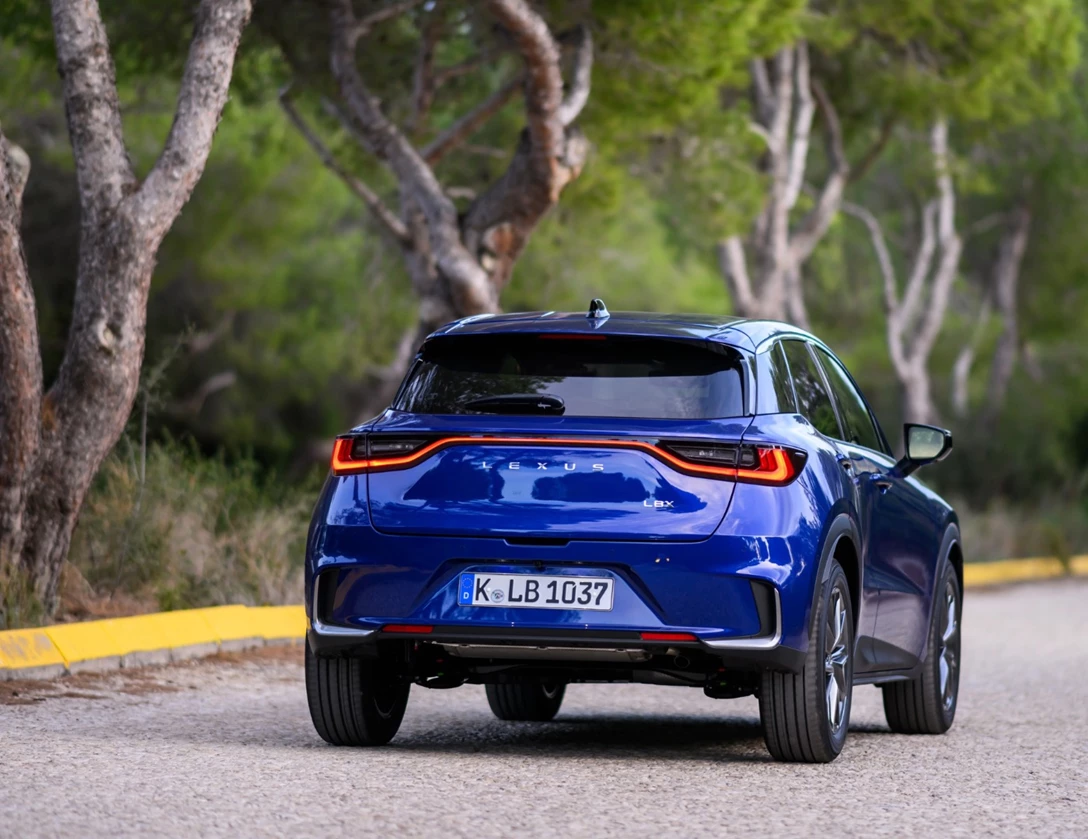 1691166-Lexus-LBX-Elegant-blue-dynamic-030.JPG
