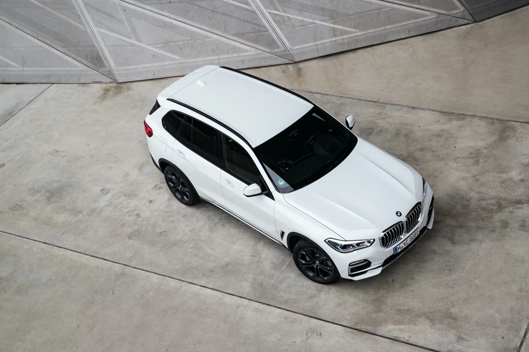 1631800-P90374992_highRes_the-new-bmw-x5-xdriv.jpg