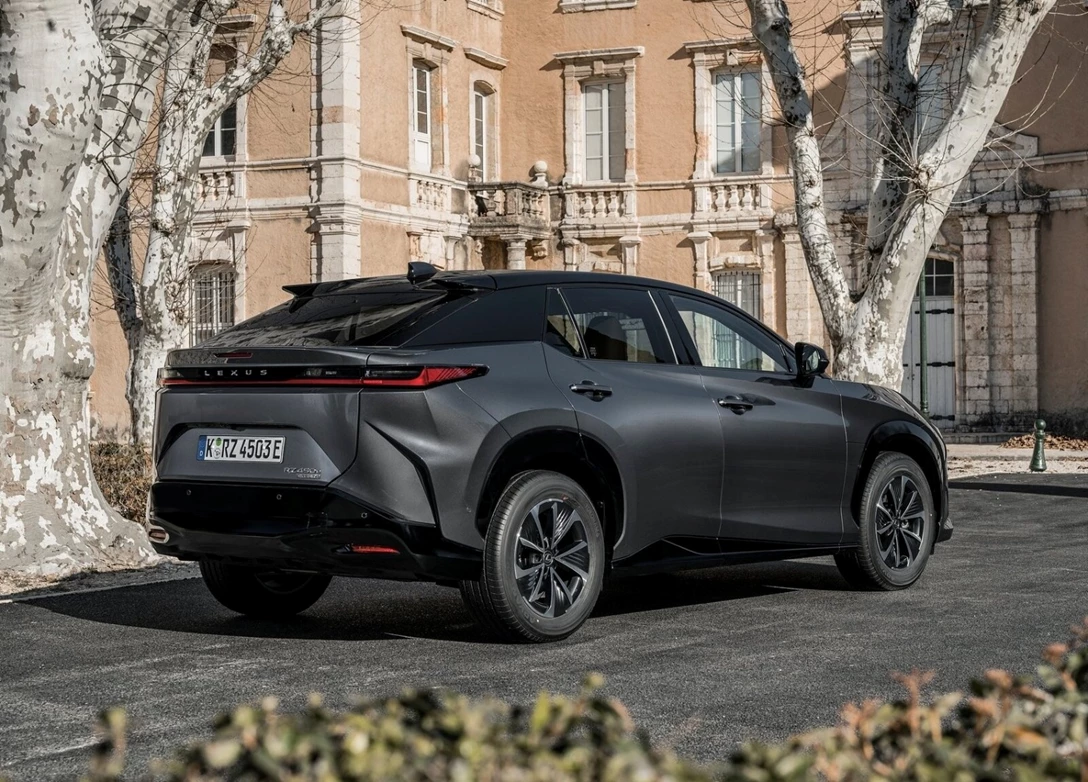 1678488-Lexus-RZ_450e-2023-03.jpg