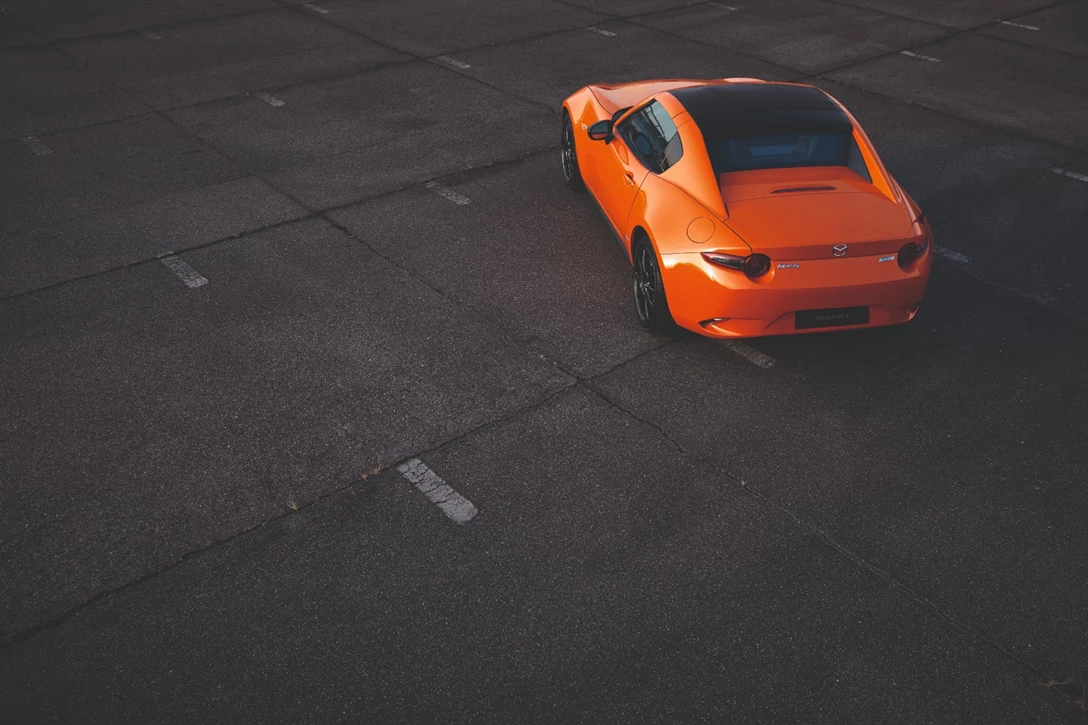 1611465-MAZ1901_2019_MX-5_ROADSTER_RF_19CY_30th_SV_US_LHD_C09_EXT_RQ_39L_hires.jpg