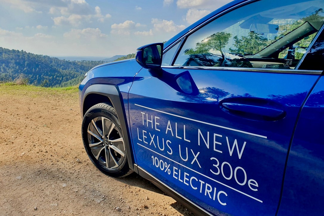 1637112-לקסוס UX 300e - 7.jpeg