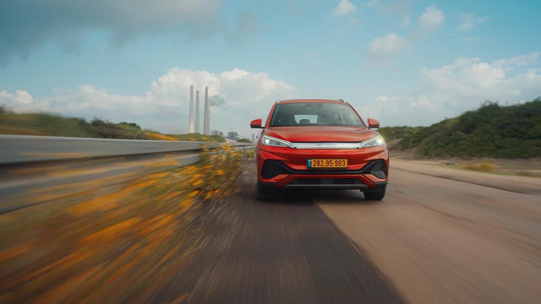 1673487-BYD ATTO 3 vs Geely Geometry C.00_43_02_19.Still044 copy.jpg