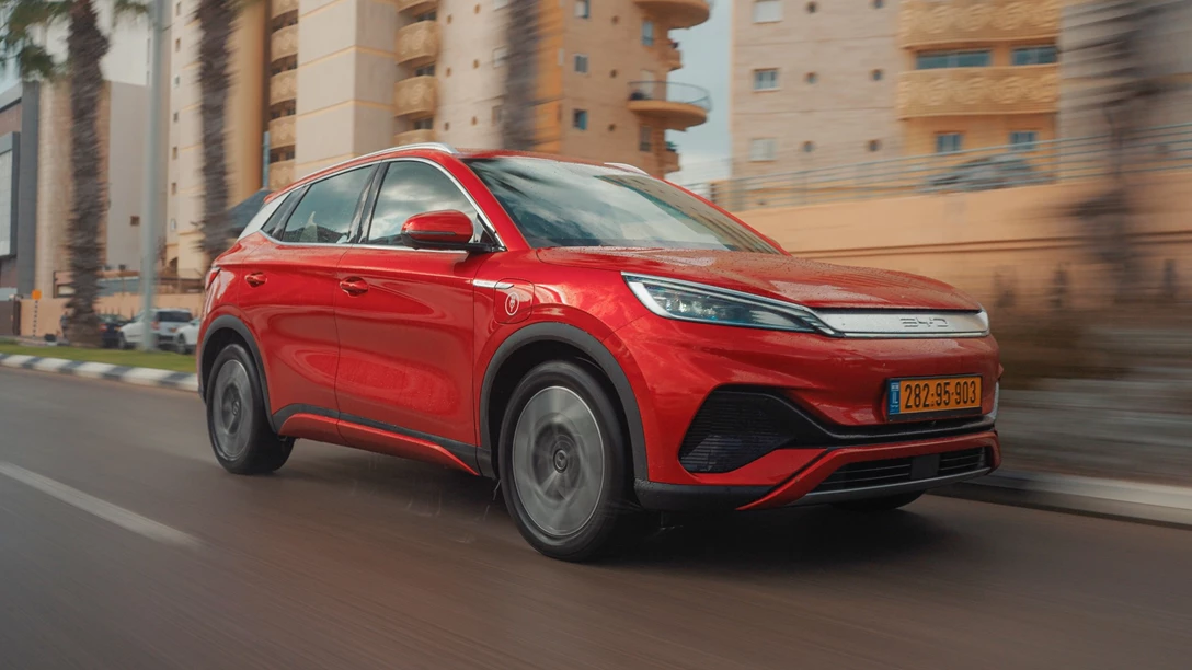 1673476-BYD ATTO 3 vs Geely Geometry C.00_27_56_15.Still027 copy.jpg