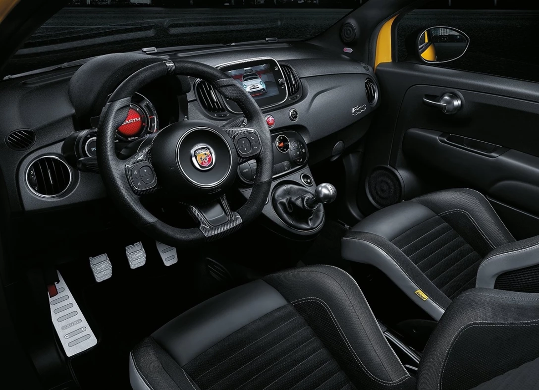 1649623-Abarth-595-2021-09.jpg