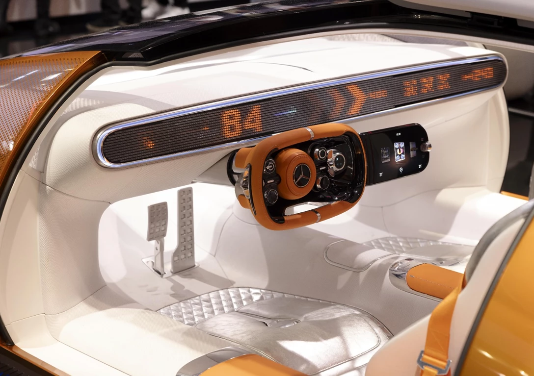1688047-MERCEDES C111 INTERIOR-min.jpg