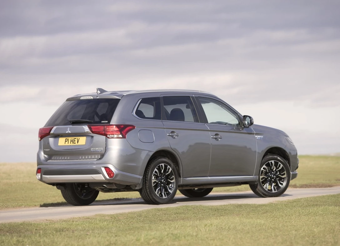 1653402-Mitsubishi-Outlander_PHEV-2018-02.jpg