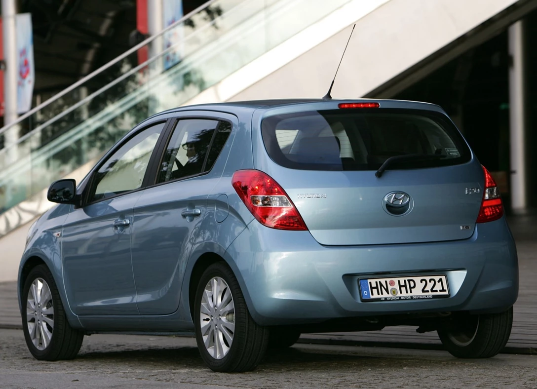 1651359-Hyundai-i20-2011-04.jpg