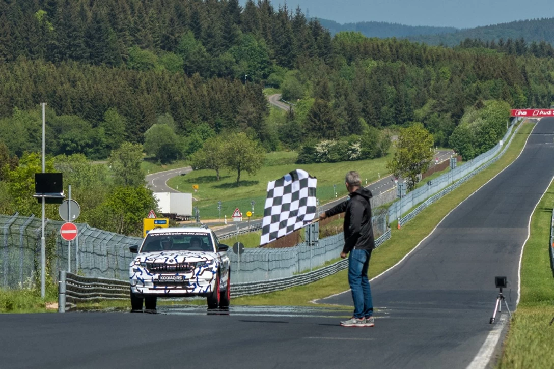1597223-kodiaq-rs-nurburgring-start.jpg