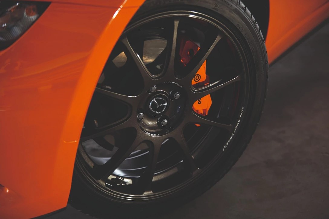 1611457-MAZ1901_2019_MX-5_ROADSTER_SOFTTOP_RF_19CY_30th_SV_US_LHD_C05_EXT_RAYS_BREMBO_39L_hires.jpg