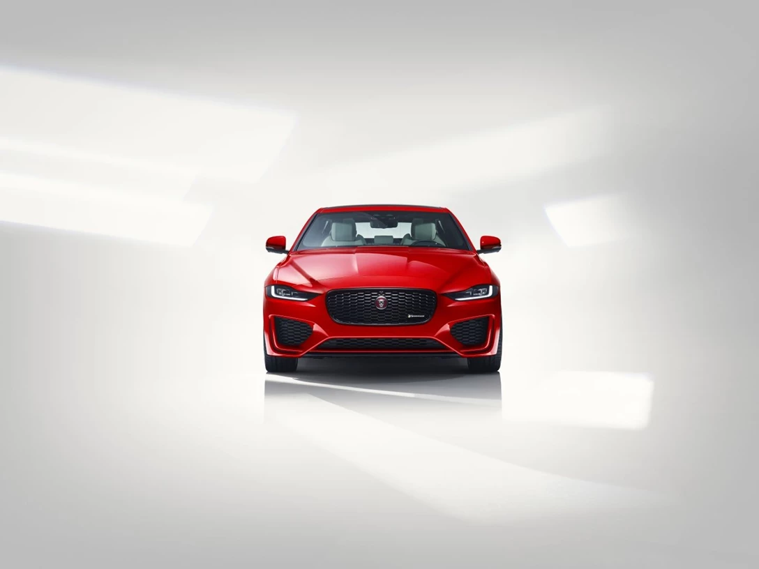 1664693-JAGUAR-XE-2019-02.jpg