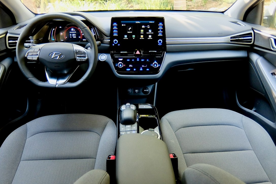 1635691-יונדאי איוניק חשמלית מתיחת פנים מבחן דרכים - 11.jpeg