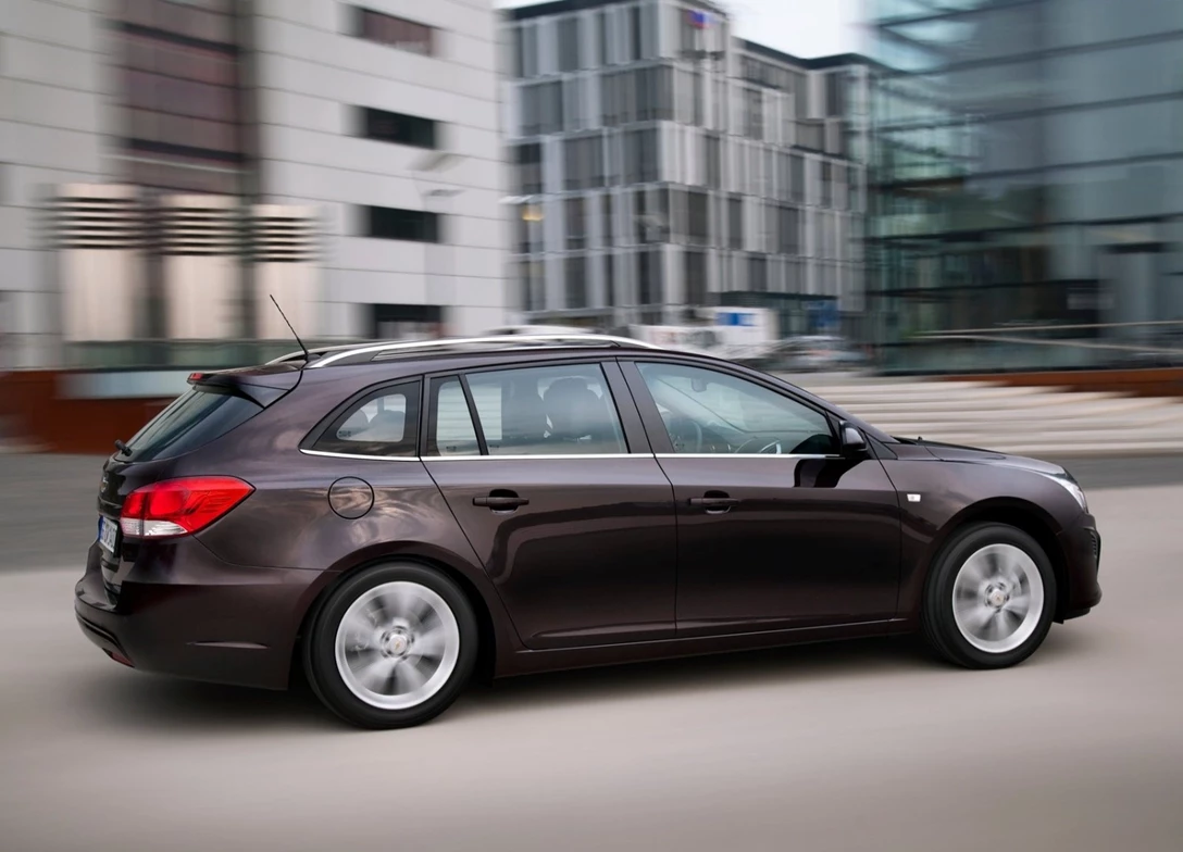 1689260-Chevrolet-Cruze_Station_Wagon-2013-15.jpg