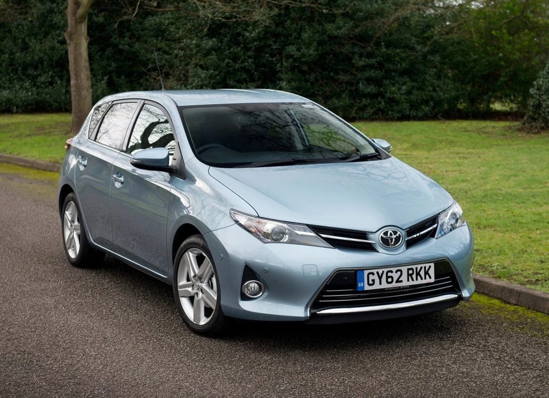 1647856-Toyota-Auris-2014-04.jpg