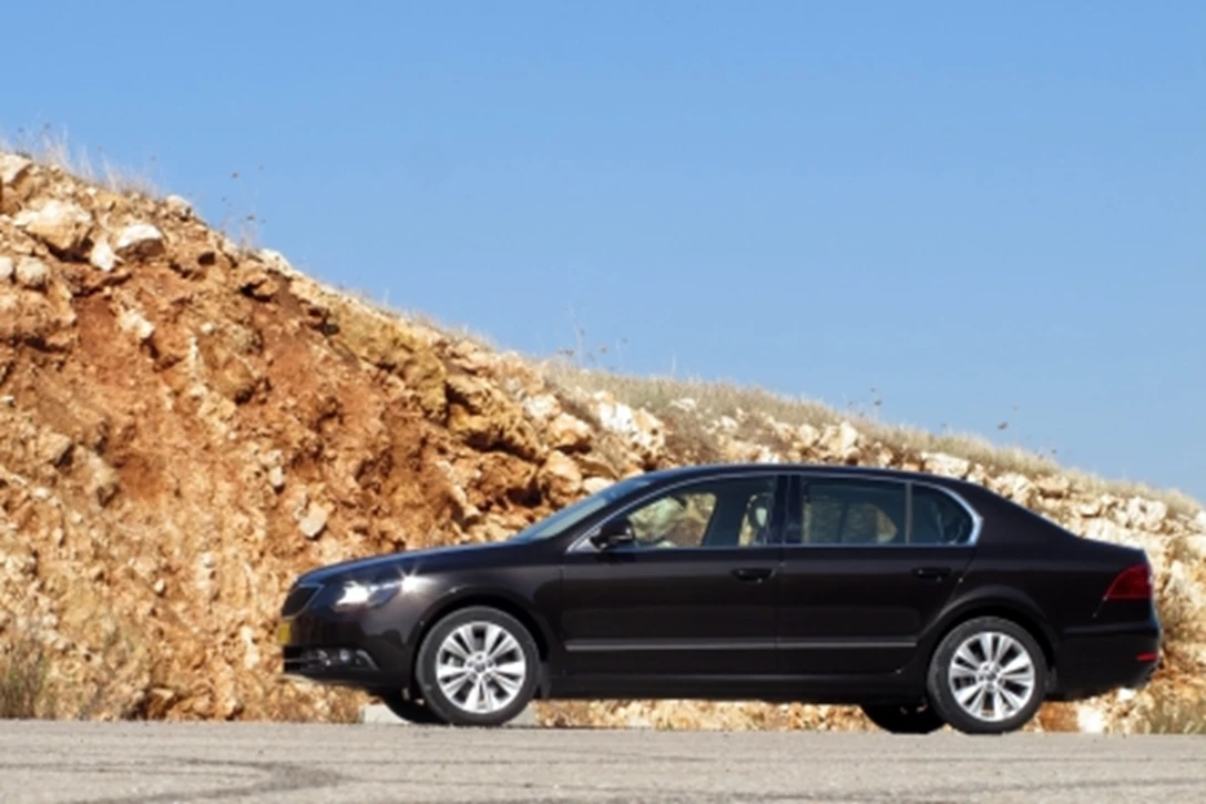 1680900-Skoda_Superb_fc_small2.jpg