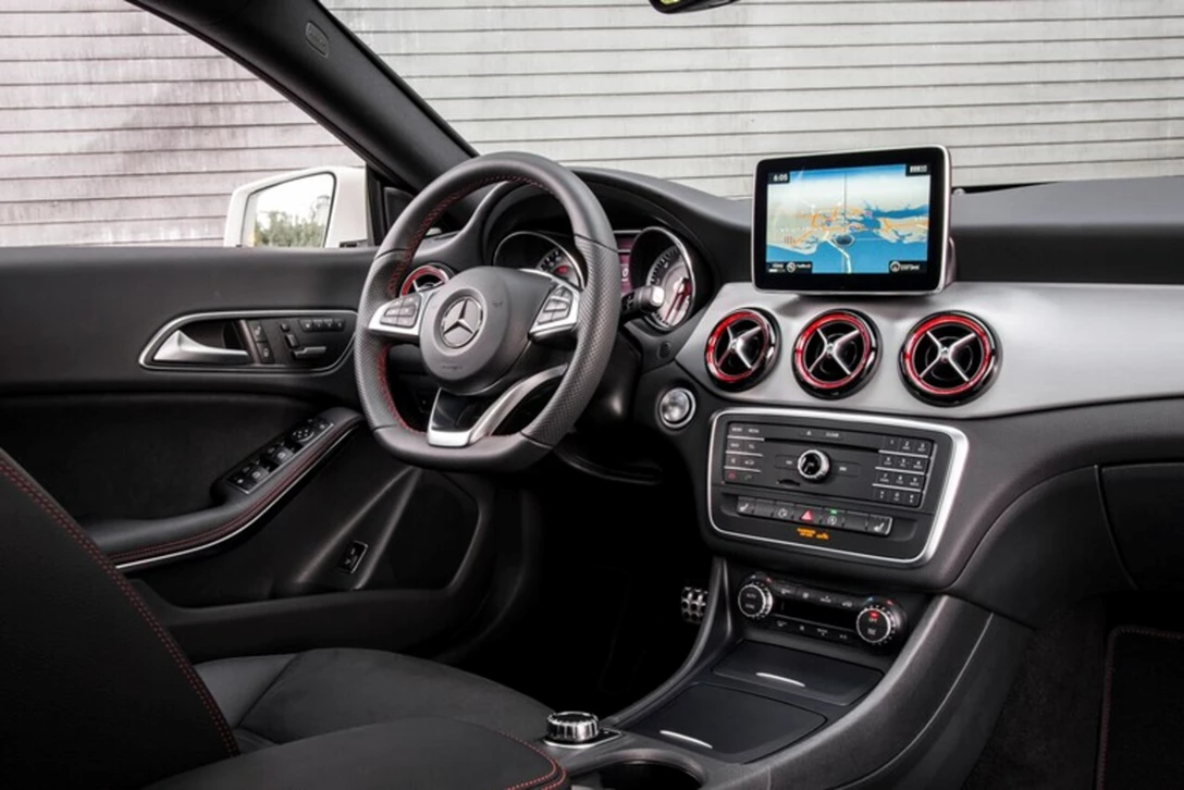 1647051-2015-Mercedes-Benz-CLA250-4Matic-interior-05.jpg