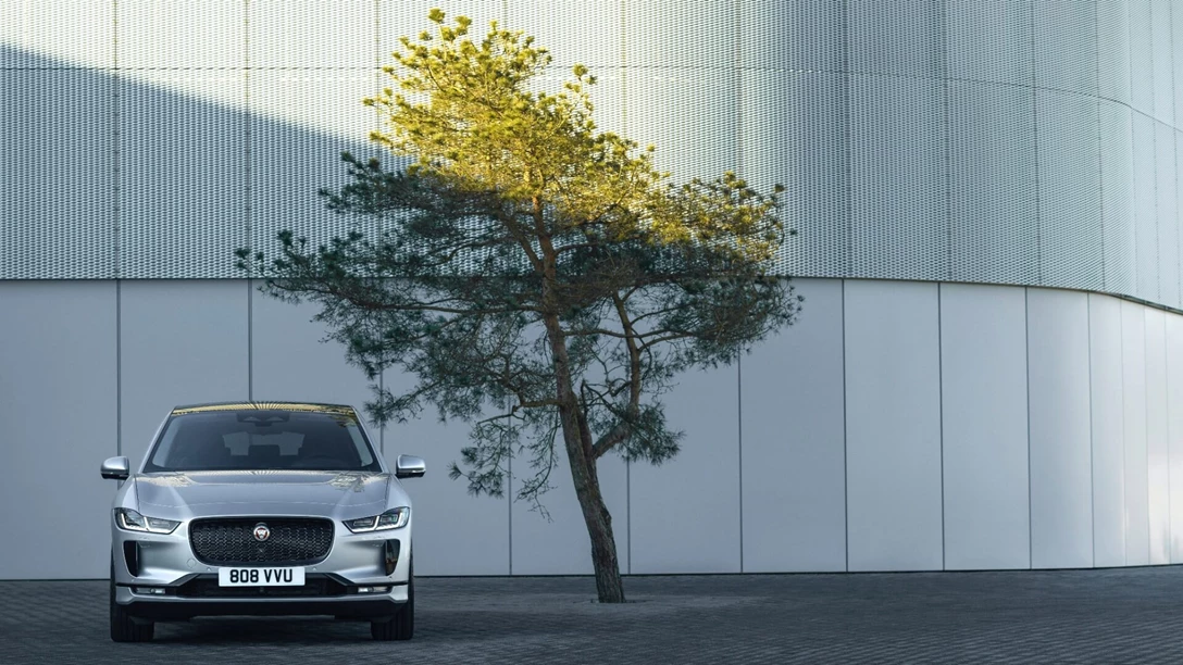 1633520-Jag_I-PACE_21MY_Exterior_Indus Silver_02.06.20_004.jpg