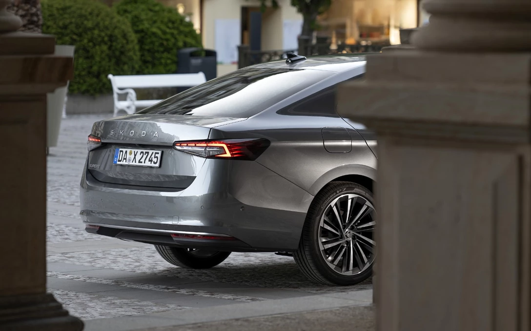 1697535-68_Skoda_Superb_Hatch_LK_747348e2-min.jpg