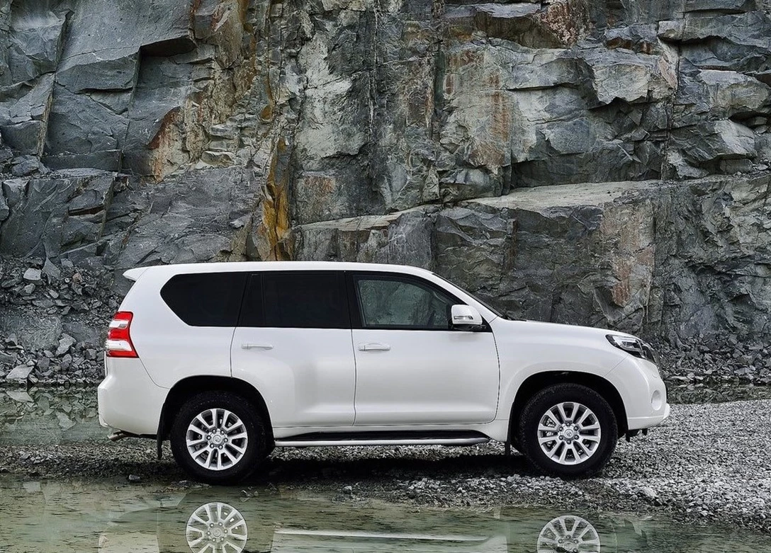 1642710-Toyota-Land_Cruiser-2015-02.jpg