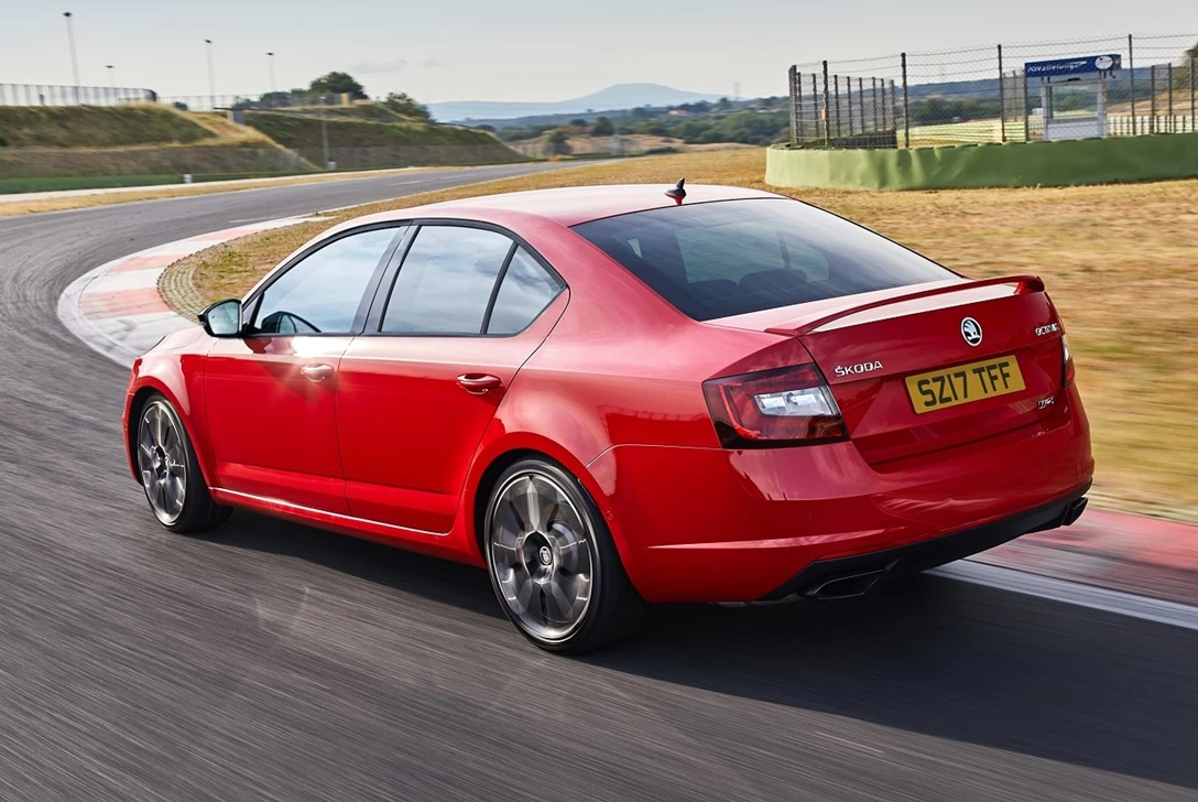 1590485-סקודה אוקטביה RS245 (4).jpg