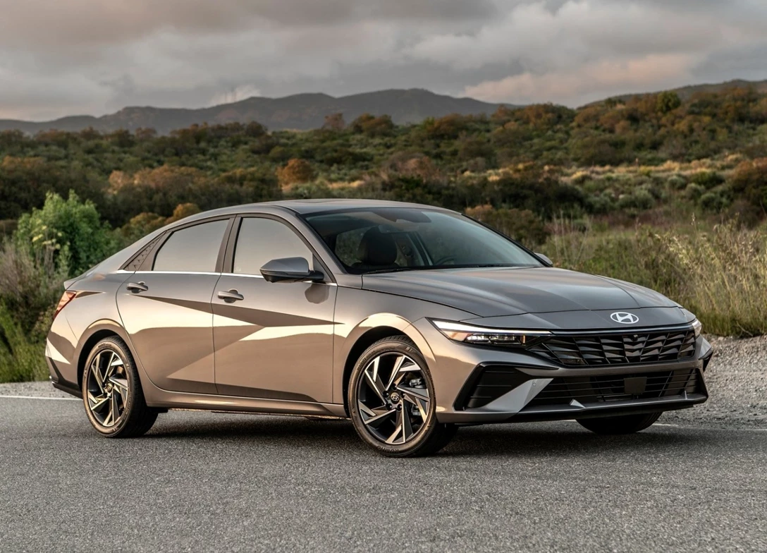 1693093-Hyundai-Elantra-Hybrid-2024-01.jpg