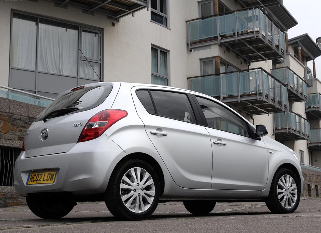 1651356-Hyundai-i20-2011-02.jpg