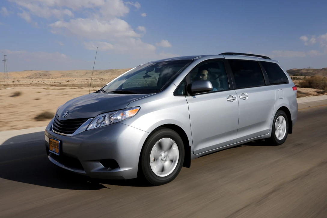 טויוטה סיינה 2014 (צילום: רונן טופלברג)