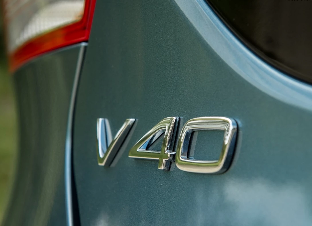 1666946-Volvo-V40-2016-10.jpg