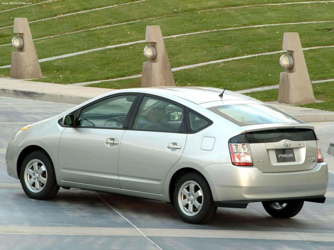 1592154-Toyota-Prius 2.jpg