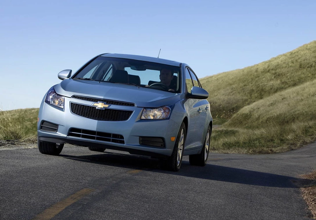 1700138-Chevrolet-Cruze-2011-1280-fc53577386b5444d38e9957e803e980b36.jpg