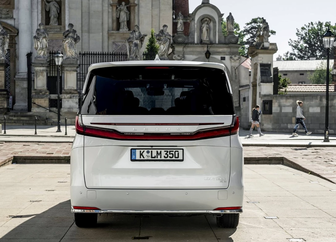 1701927-Lexus-LM-2024-11.jpg