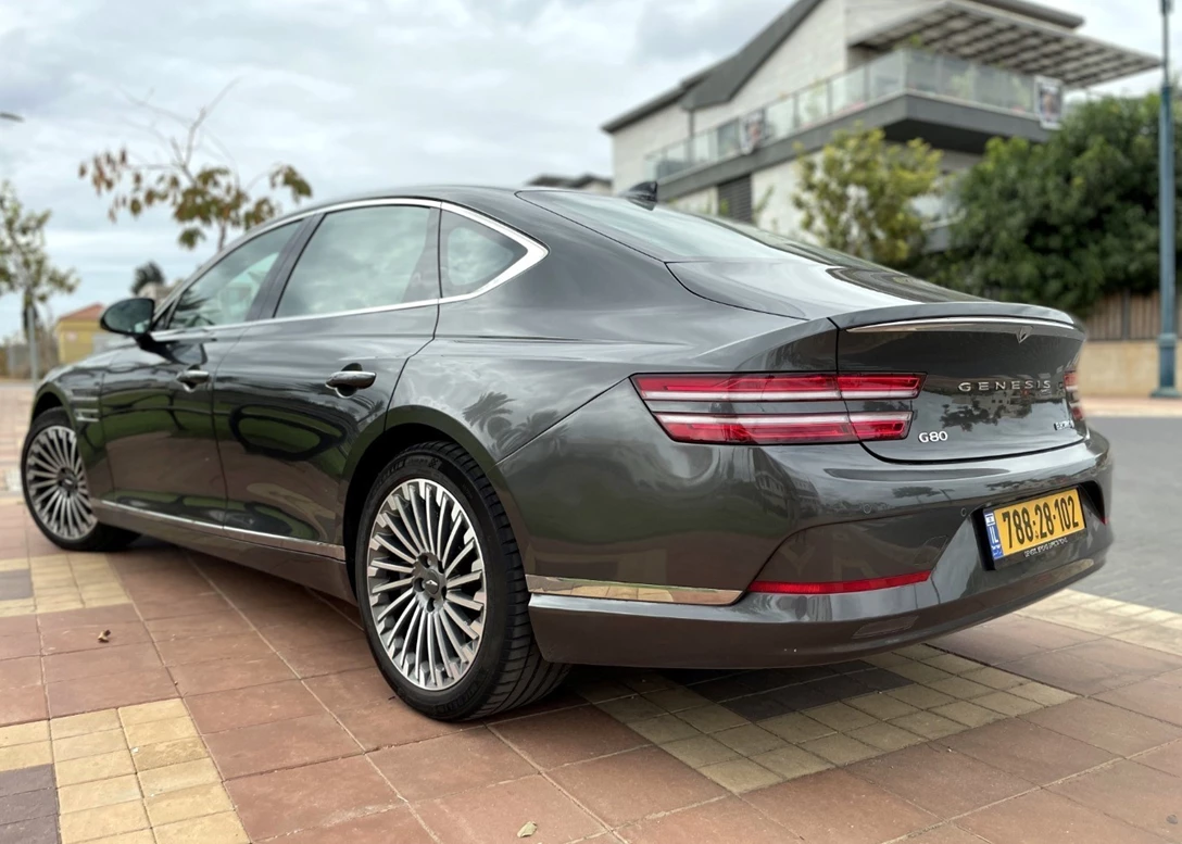 1701058-Genesis-G80-2024-03-BH.jpg