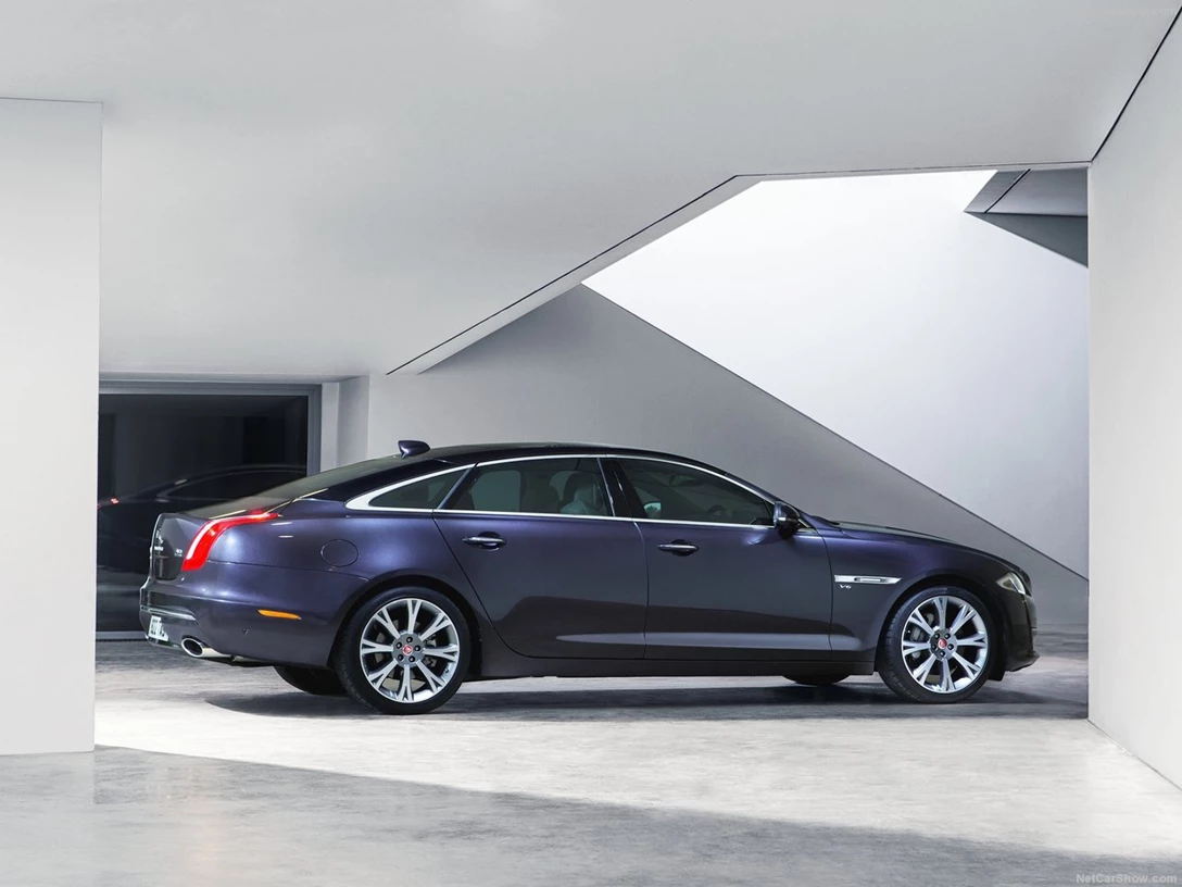 1590547-Jaguar-XJ 3.jpg