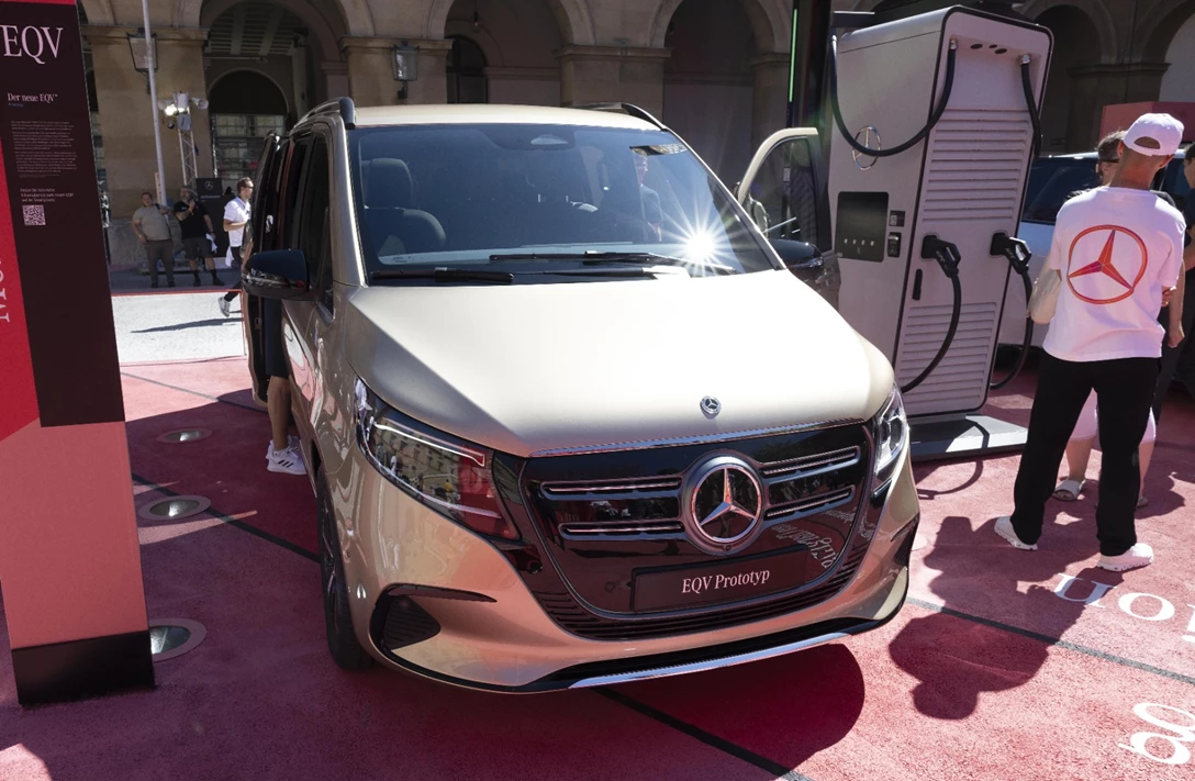 1688062-MERCEDES EQV-min.jpg