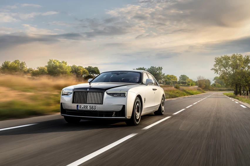 4 Rolls-Royce Black Badge Ghost Series II.jpg