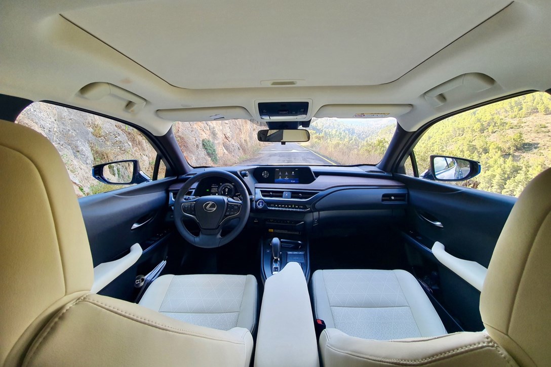 1637109-לקסוס UX 300e - 6.jpeg
