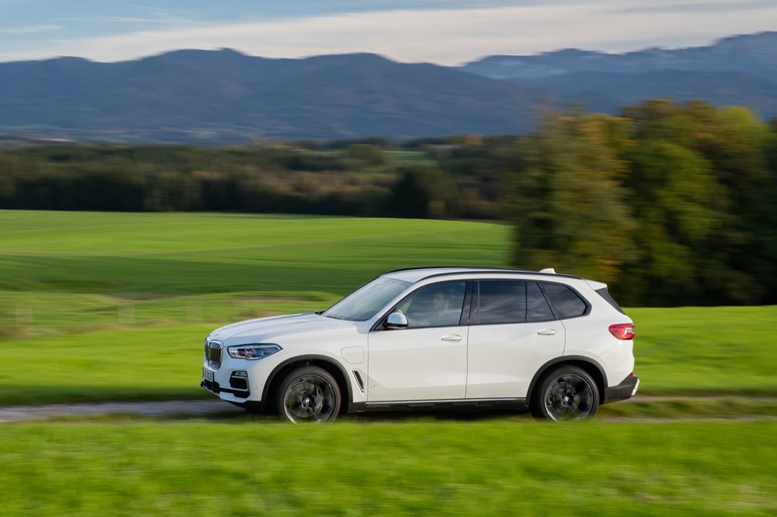 1631797-P90374964_highRes_the-new-bmw-x5-xdriv.jpg