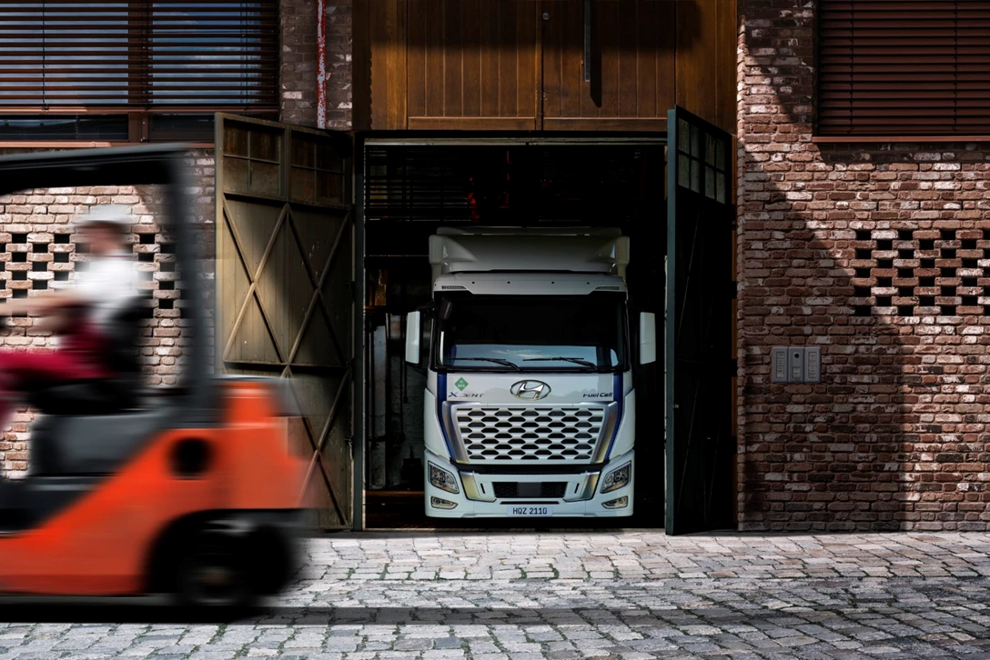 1673171-Xcient FCEV_Warehouse 02 (Large).jpg