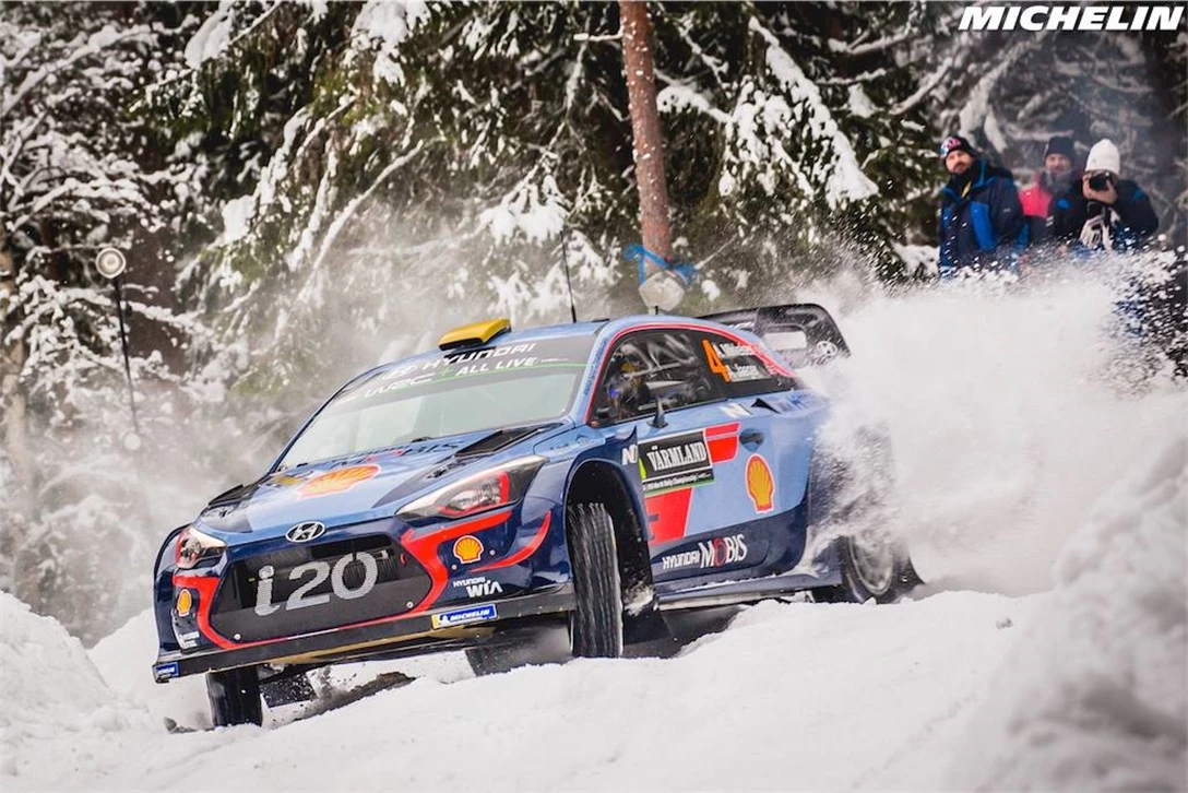 1591172-מיקלסן בתצוגה וירטואוזית משהו מסיים על הפודיום לראשונה ב-2018.jpg