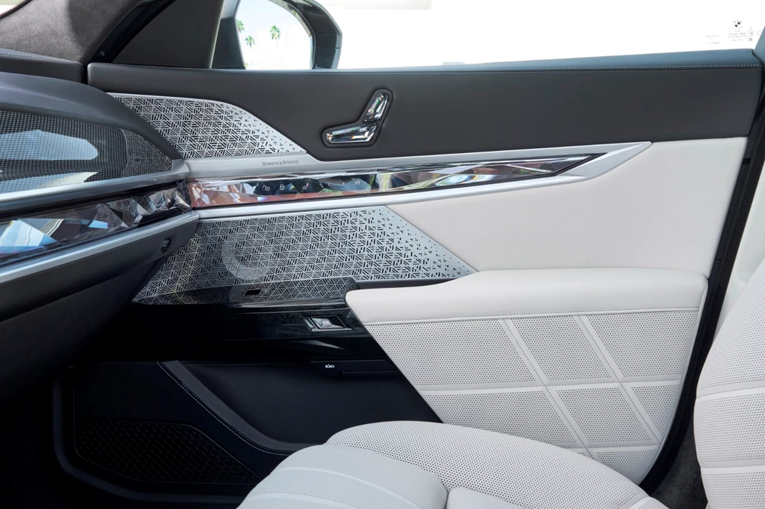 1670793-BMW_i7_xDrive_Frozen Deep Grey_Interior_005.JPG