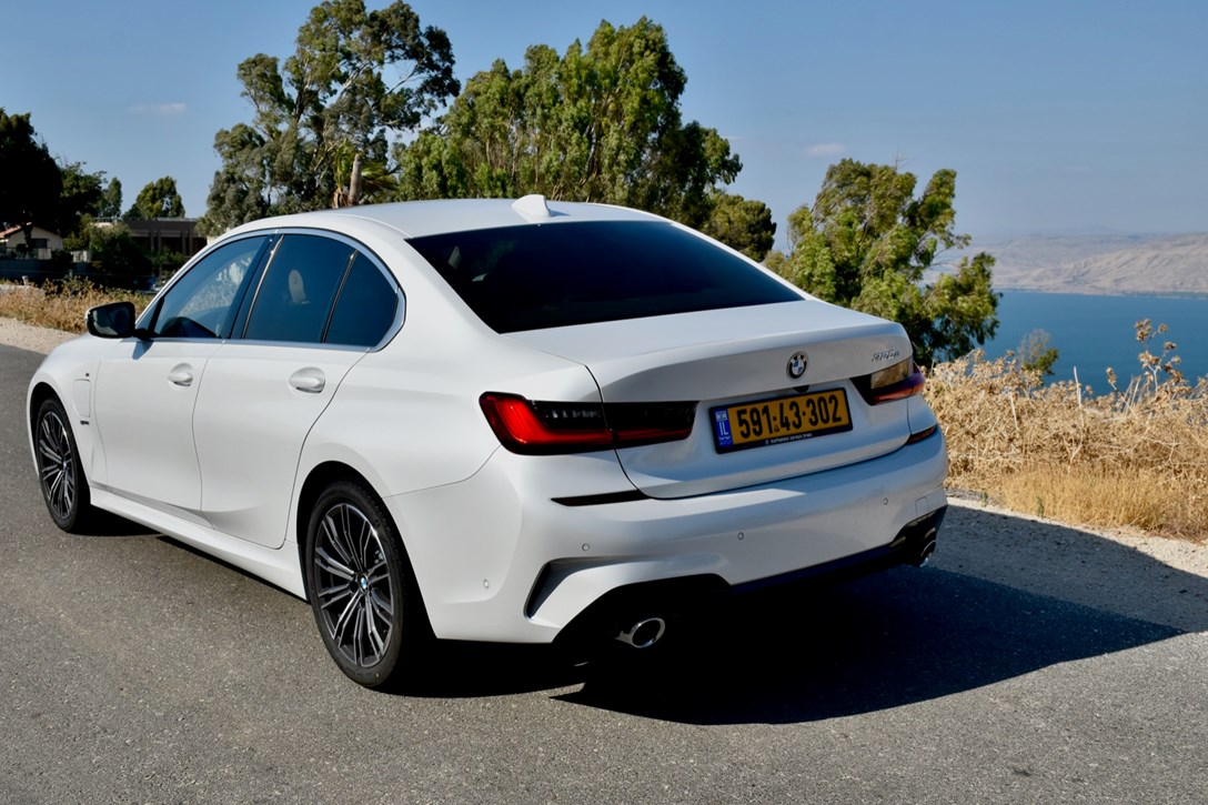 1648818-BMW320 - 3.jpeg