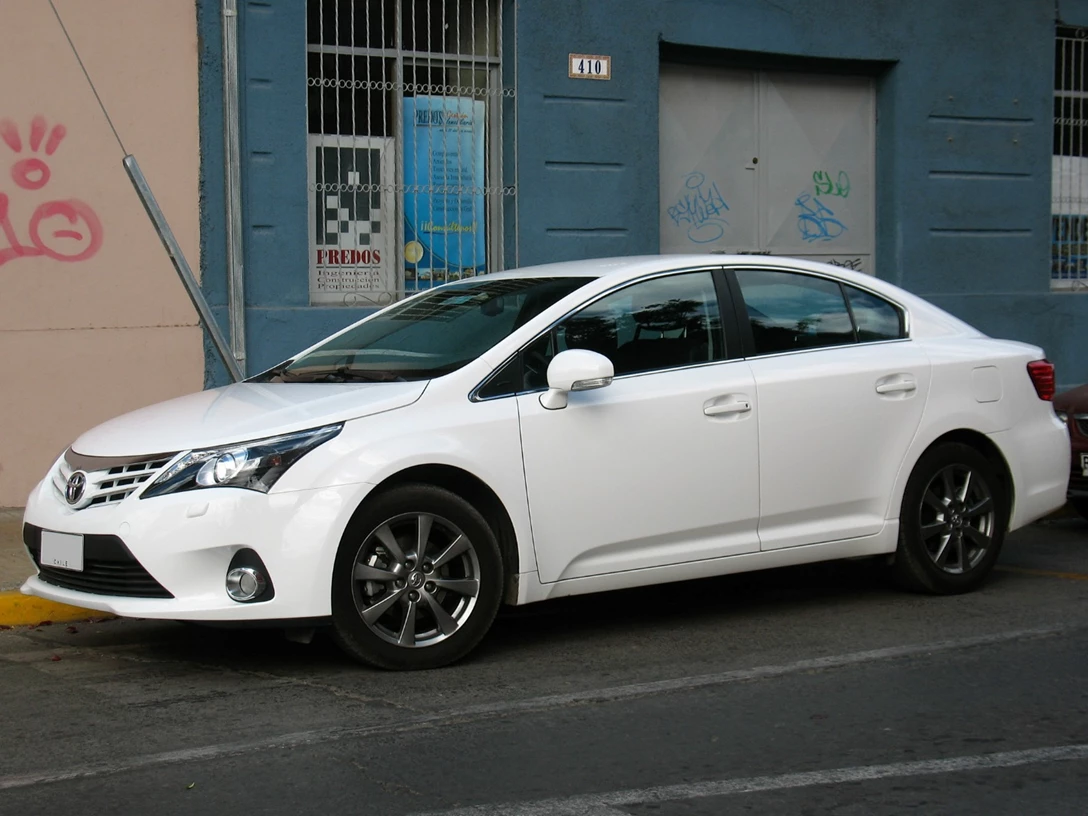 1658452-Toyota_Avensis_2.0_GLi_2013_(10449547613).jpg