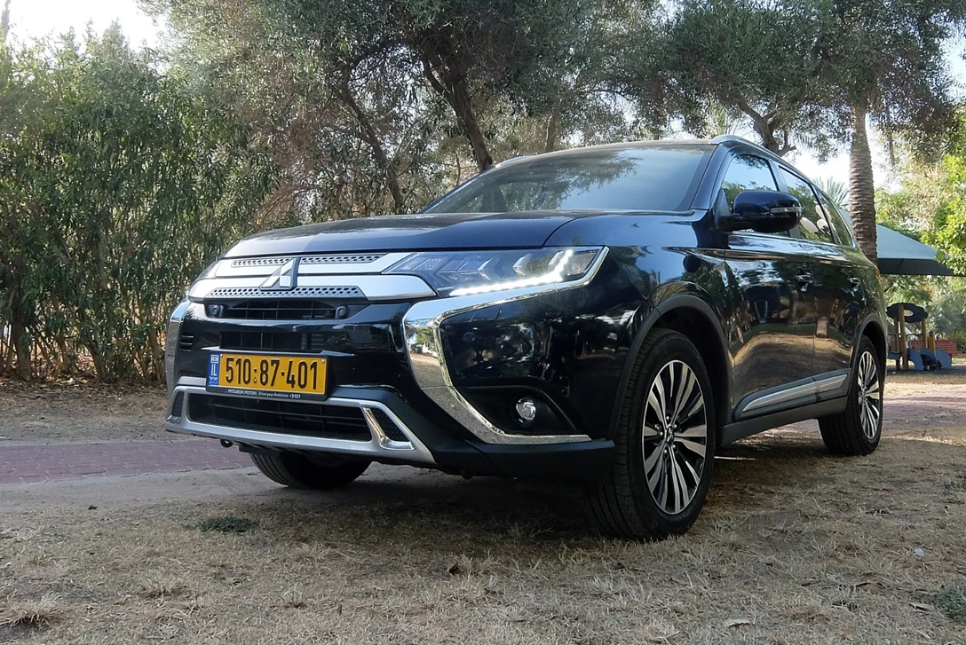 1606626-מיצובישי אאוטלנדר מ.נפנים מבחן דרכים (1).JPG