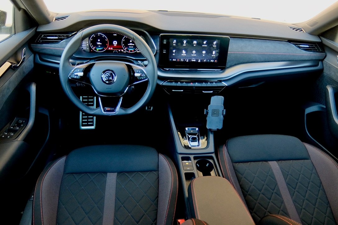 1639996-סקודה אוקטביה מבחן דרכים - 9.jpeg