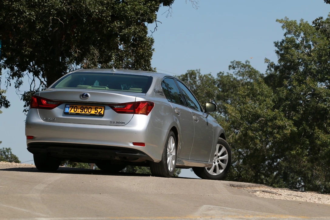 1676294-לקסוס GS300H גיליון 339 צילום גיא רוטקופ (2).JPG